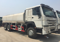 La strada del camion dell'acqua potabile di estinzione di incendio o il sito di Ming polveroso reprime