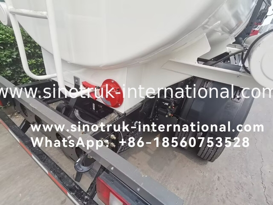 SINOTRUK HOWO 4X2 Camione cisterna di trasporto petrolio SINOTRUK HOWO 5-6CBM