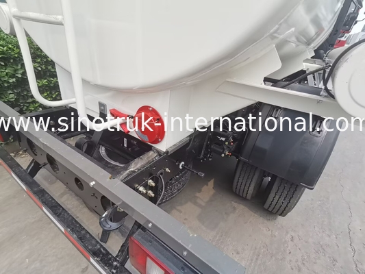 SINOTRUK HOWO 4X2 6 ruote Cisterna petrolifera 5-6CBM Cisterna singola con flussometro
