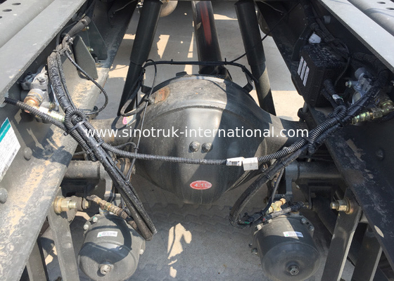 Il camion internazionale del trattore del motore diesel si dirige verso il cantiere